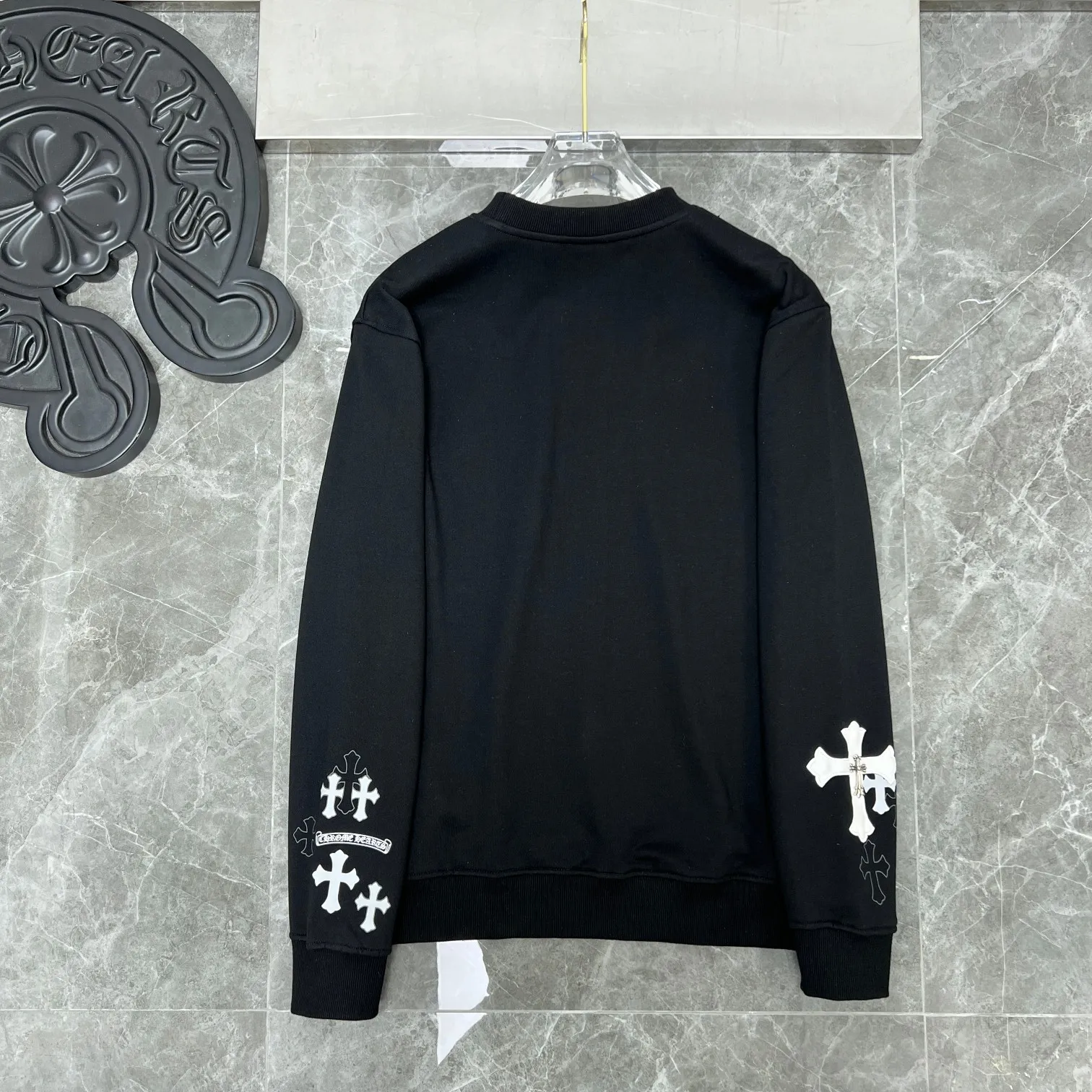 P246 Chrome Hearts Autumn and Winter 2025 Available simultaneously at counters Cross Sanskrit patchwork leather overlapping metal round neck sweatshirt Heavy hand-cut patch embroidery process➕Tajima machine embroidery➕Handmade willows Improved customized version 1:1 high gram weight original fabric Recommended color: black white Size: S, M, L, XL